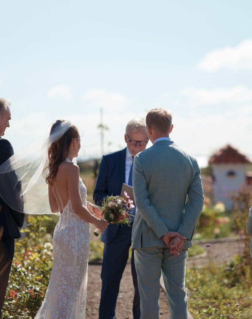 bryllup med en brud og gom som vies på vejrø, en ø uspoleret