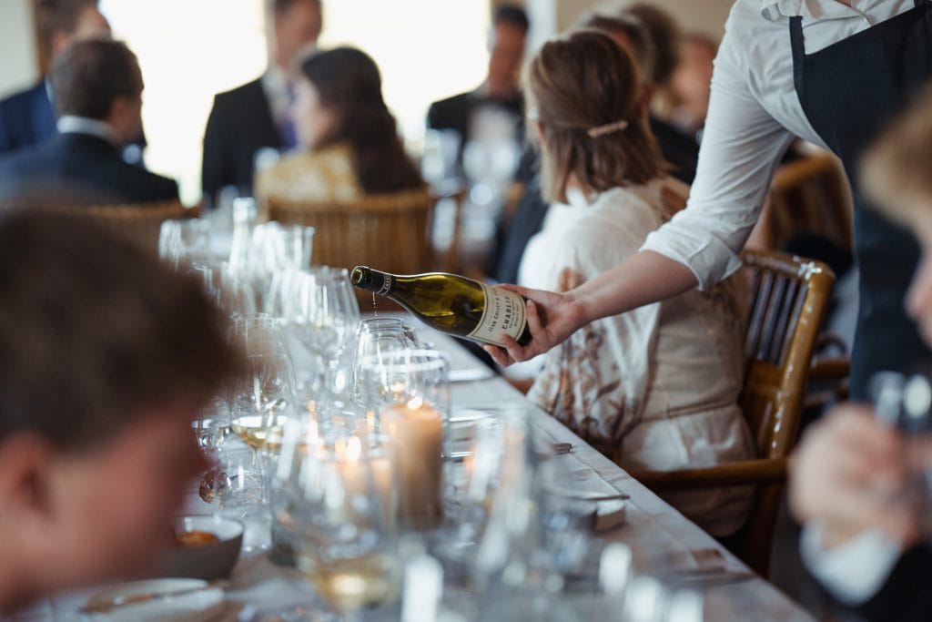 Servering af vin og champagne i glas til en fest og fødselsdag